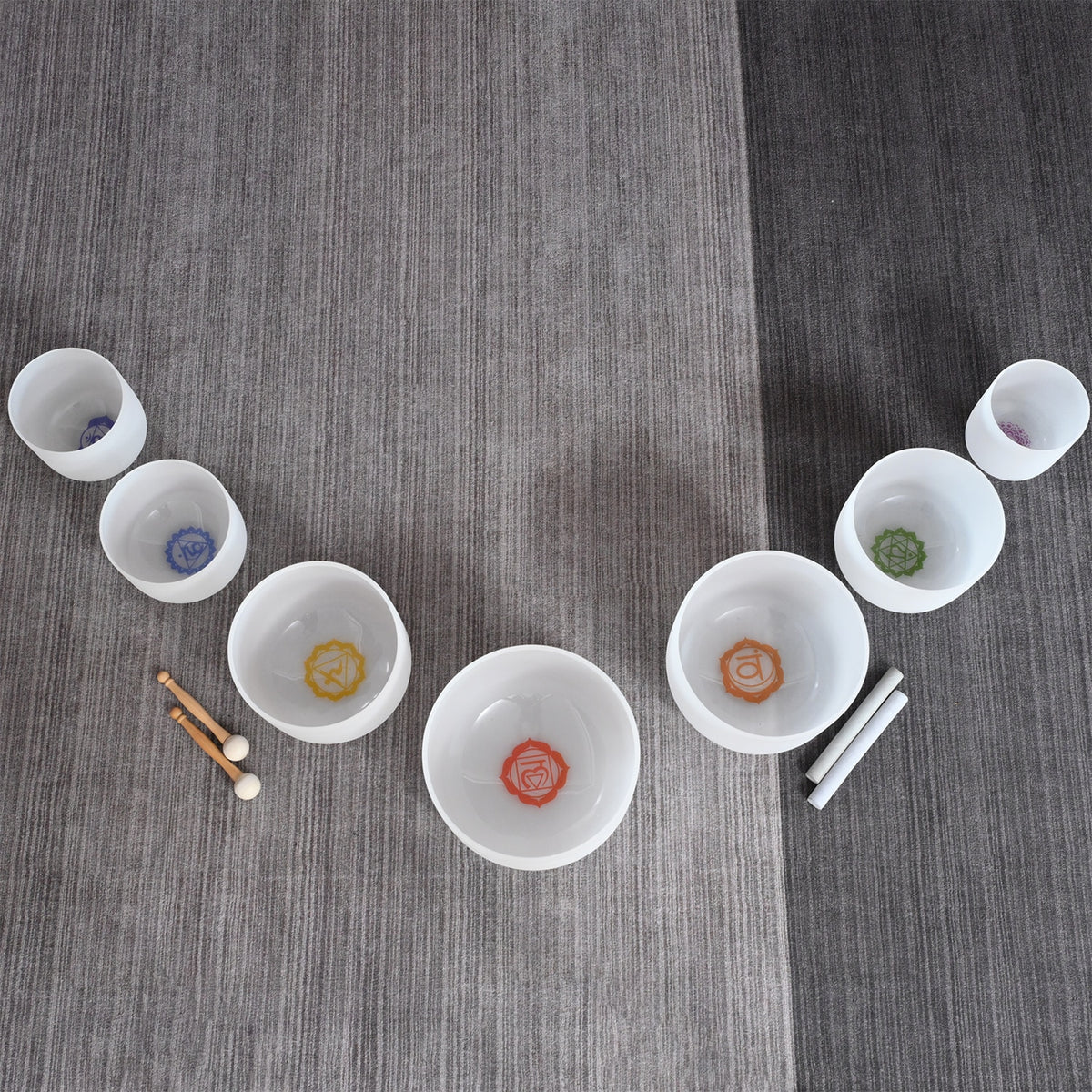 Kristall-Klangschalen Set Chakra – 7 mattierte Schalen mit Chakra-Symbolen