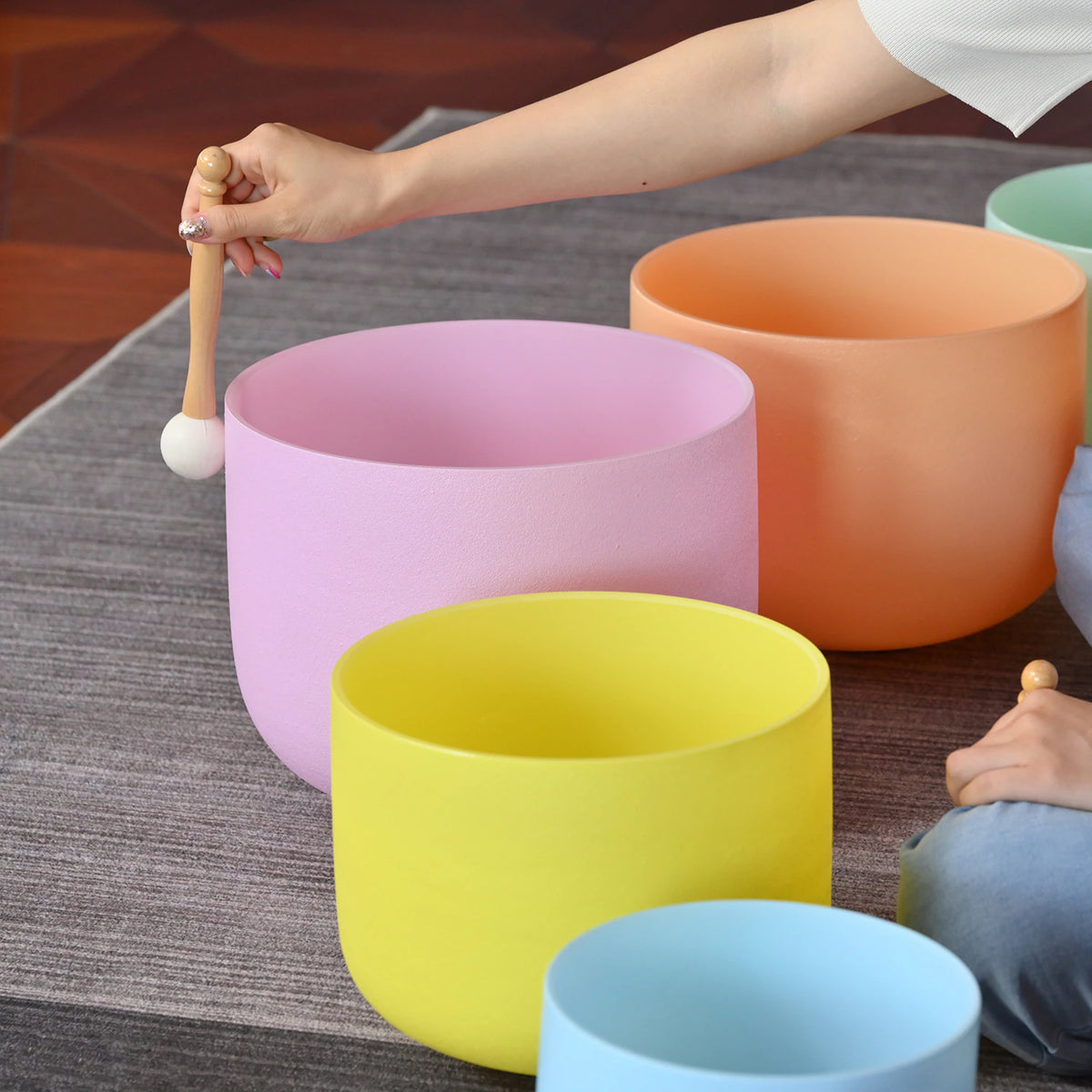 Kristall-Klangschalen Set Macaron – Detailansicht