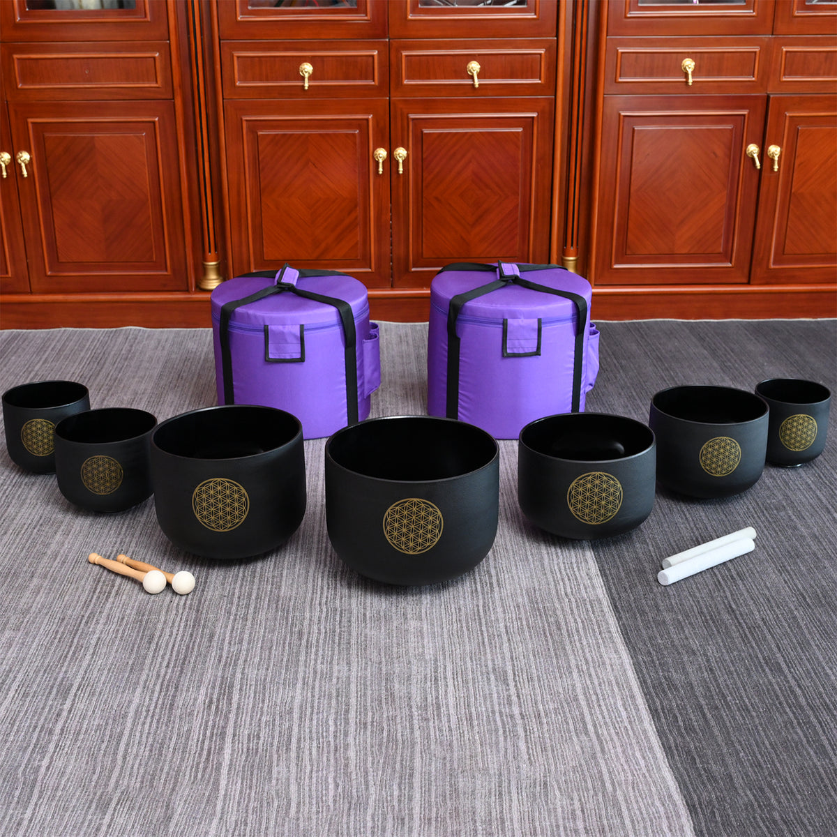 Kristall-Klangschalen Set Lebensblume schwarz – 7 schwarz mattierte Schalen