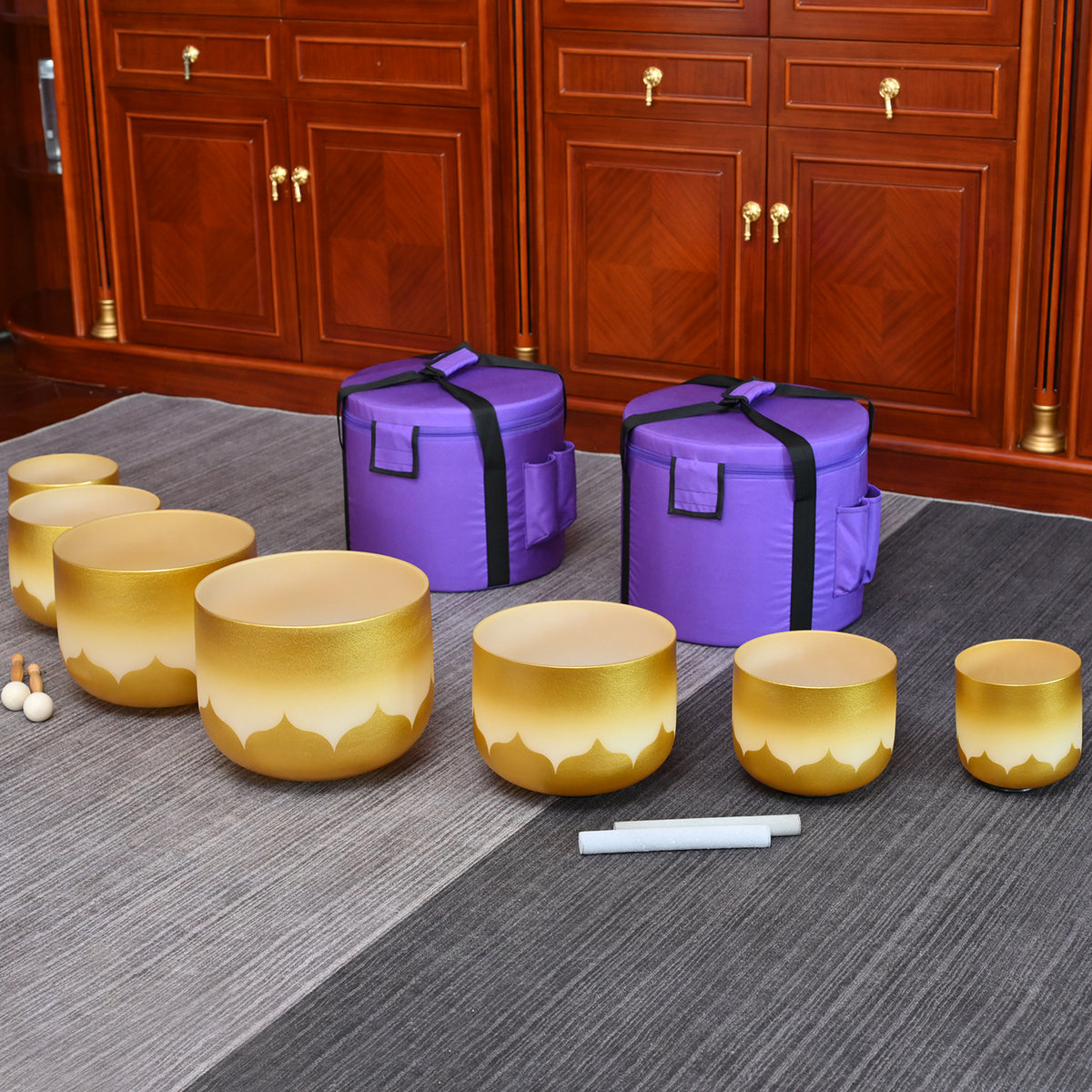 Kristall-Klangschalen Set Lotus – 7 mattierte Schalen mit Lotusmotiv